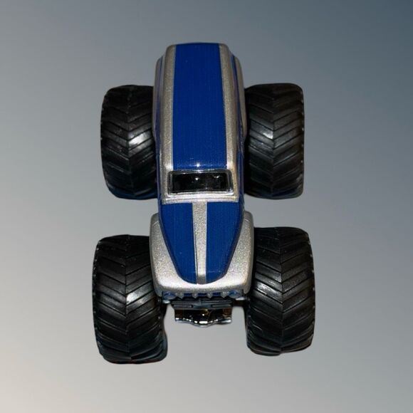 Hot Wheels Monster Jam Grave Digger The Legend 1:64 Scale B23 - Picture 3 of 9